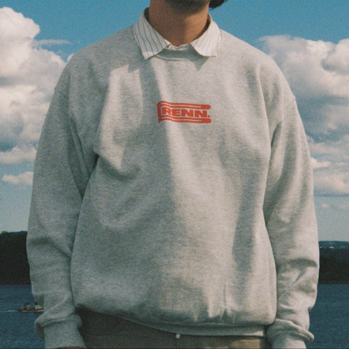 brenn. crewneck i grå og rød. Bomull og polyester.